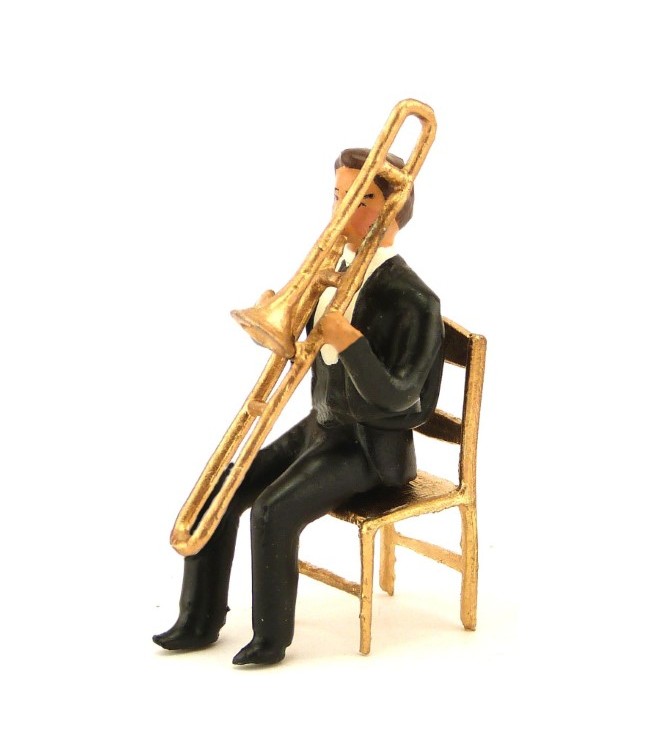 musicien assis jouant du trombone