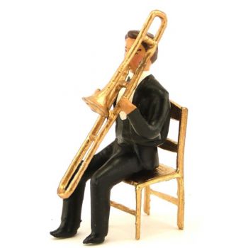 musicien assis jouant du trombone