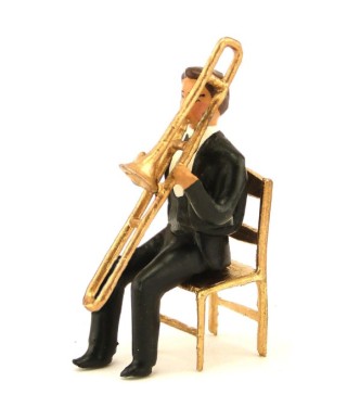 musicien assis jouant du trombone