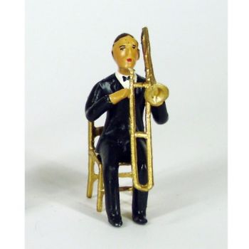musicien de l'orchestre assis jouant du trombone