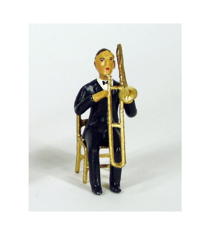 musicien assis jouant du trombone