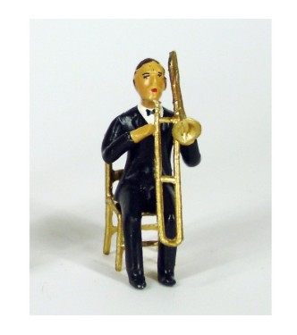 musicien assis jouant du trombone