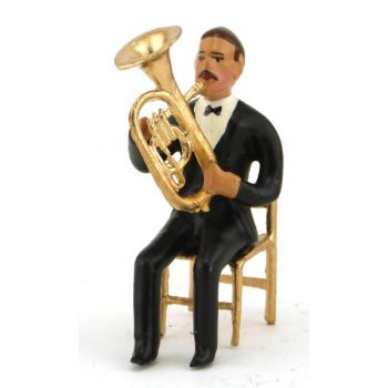 musicien assis jouant du tuba