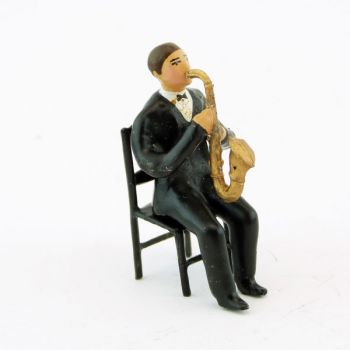 musicien assis jouant du saxophone