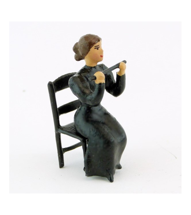 musicienne assise jouant de la flûte