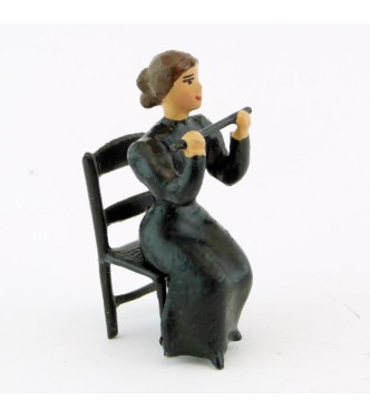 musicienne assise jouant de la flûte