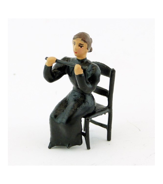 musicienne assise jouant de la flûte