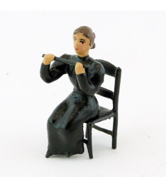 musicienne assise jouant de la flûte