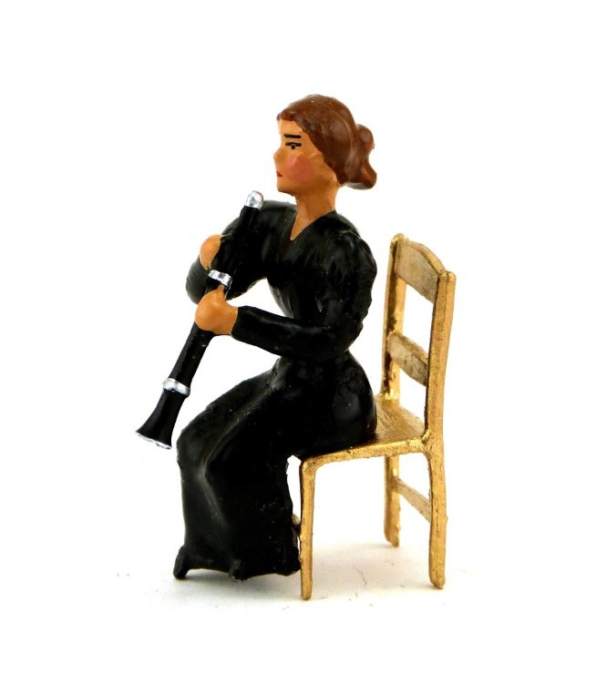 musicienne assise jouant du hautbois