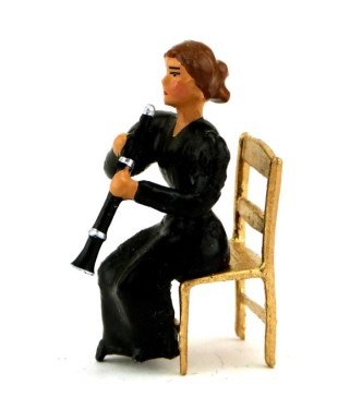 musicienne assise jouant du hautbois