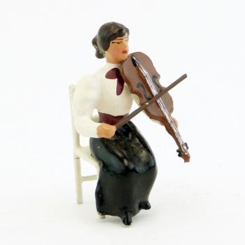 musicienne assise jouant du violon