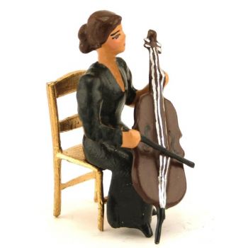 musicienne de l'orchestre assise jouant du violoncelle