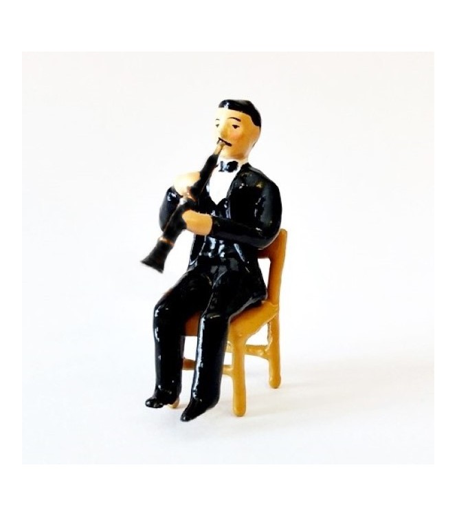 musicien assis jouant du hautbois