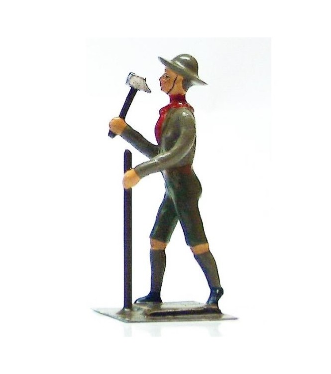 scout enfonçant pieu