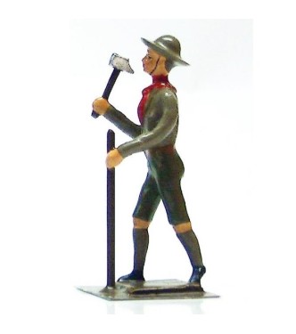 scout enfonçant pieu
