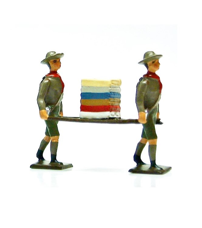 2 scouts portant brancard linge