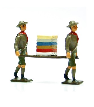 2 scouts portant brancard linge