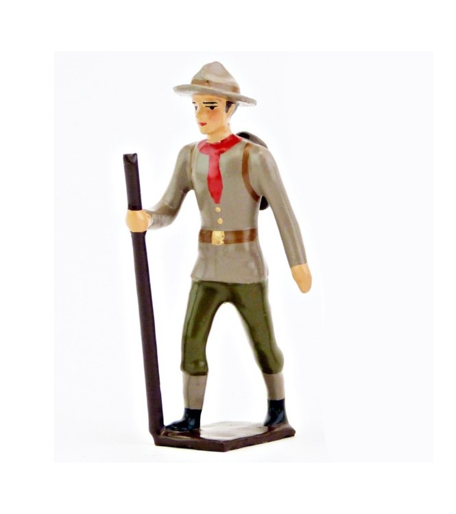 Chef scout (adulte) marchant avec baton
