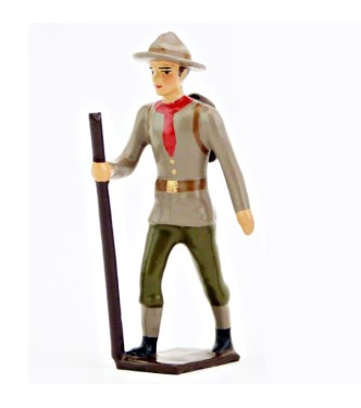 Chef scout (adulte) marchant avec baton