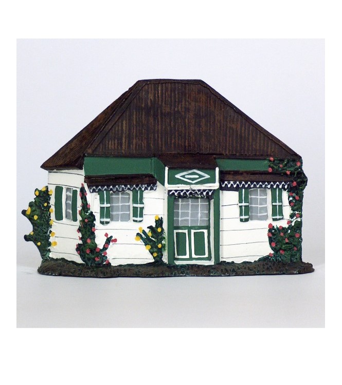 Case réunionaise blanche et verte, toit en brandes