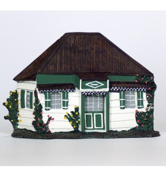 Case réunionaise blanche et verte, toit en brandes