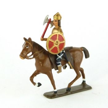 cavalier gaulois, casque à crête, avec hache et bouclier