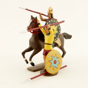 cavalier gaulois avec auxiliaire debout, bras en l'air tenant une lance