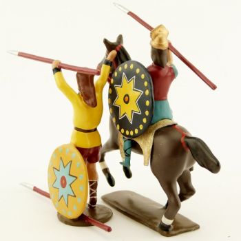 cavalier gaulois avec auxiliaire, bras en l'air tenant une lance