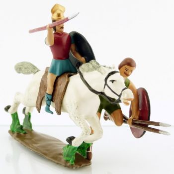 cavalier gaulois avec auxiliaire, bras en bas tenant deux lances
