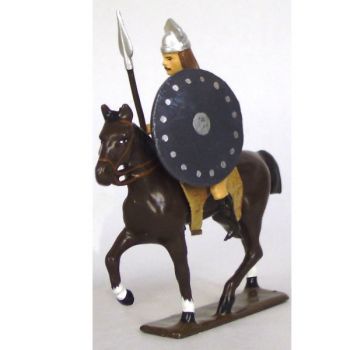 cavalier gaulois, casque à crête, avec lance jetée moyenne et bouclier