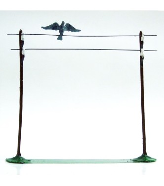 Fils électriques avec oiseau prenant son envol