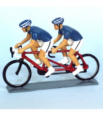 Cyclistes en tandem, t-shirts bleus