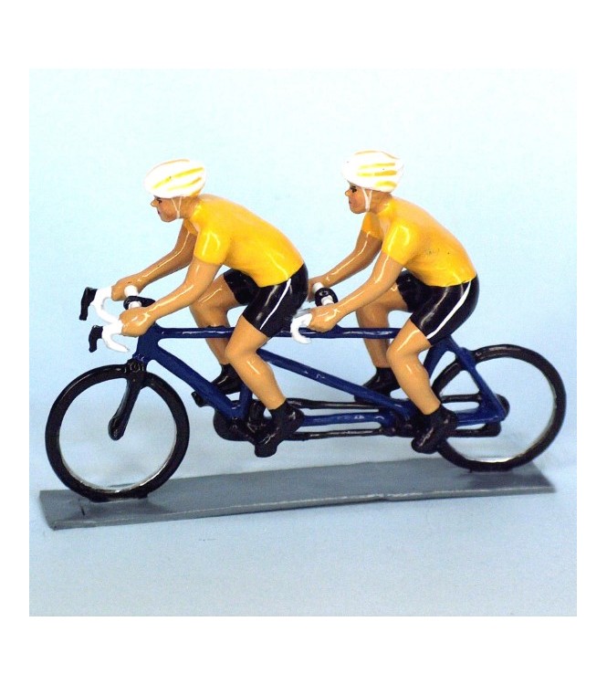 Cyclistes en tandem, t-shirts jaunes