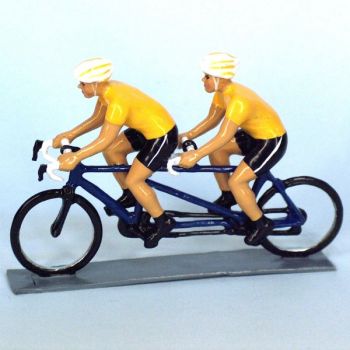 Cyclistes en tandem, t-shirts jaunes