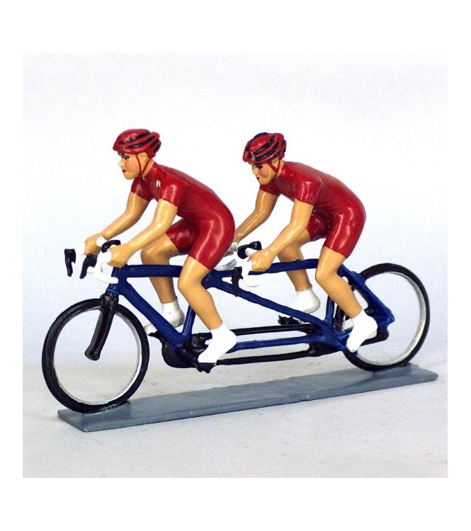 Cyclistes en tandem, t-shirts rouges