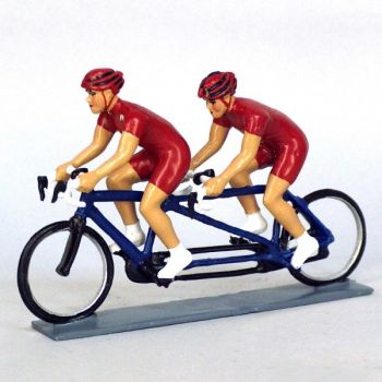 Cyclistes en tandem, t-shirts rouges