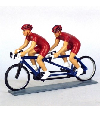 Cyclistes en tandem, t-shirts rouges