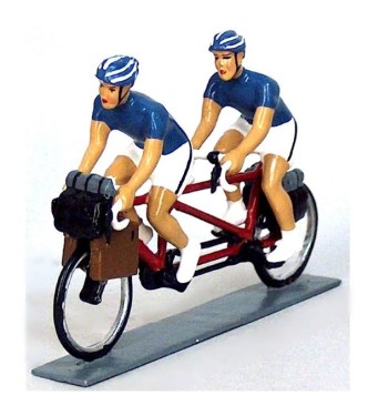 Cyclotouristes (Cyclo-randonneurs) en tandem, t-shirts bleus
