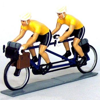 Cyclotouristes (Cyclo-randonneurs) en tandem, t-shirts jaunes