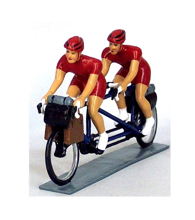 Cyclotouristes (Cyclo-randonneurs) en tandem, t-shirts rouges