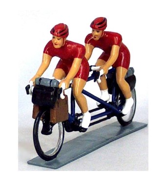 Cyclotouristes (Cyclo-randonneurs) en tandem, t-shirts rouges