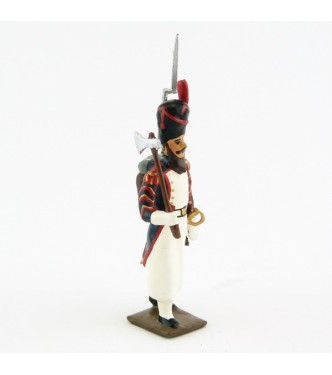 sapeur des grenadiers de la garde avec fusil sur l'épaule