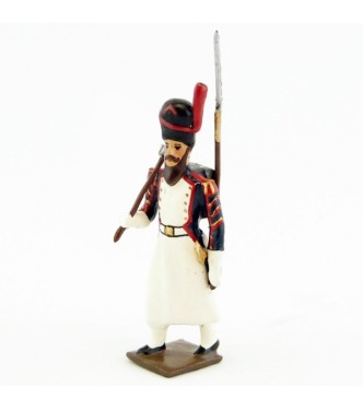 sapeur des grenadiers de la garde avec fusil sur l'épaule