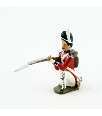 fantassin du officier à genou, fusil en joue