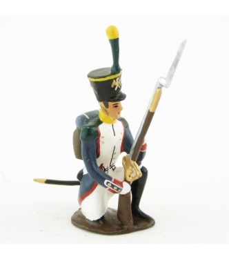 fantassin des voltigeurs du 17ème régiment de ligne à genou, fusil debout
