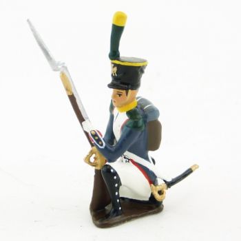 fantassin des voltigeurs du 17ème régiment de ligne à genou, fusil debout