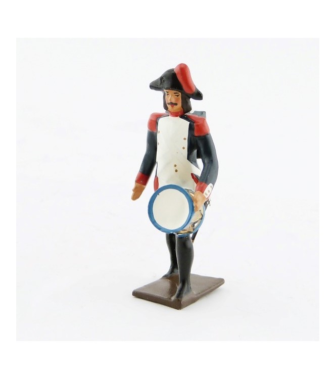 tambour de l'infanterie campagne d'Egypte portant sa caisse contre la cui