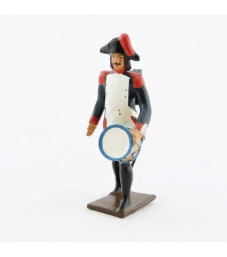 tambour de l'infanterie campagne d'Egypte portant sa caisse contre la cui