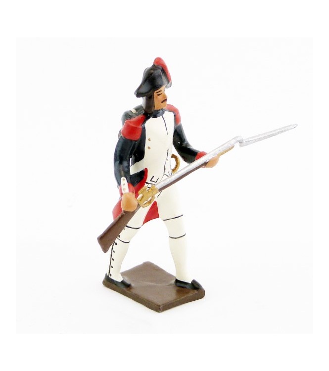 fantassin avançant, fusil dans les mains