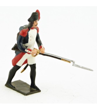 fantassin avançant, fusil pointé vers l'avant (anc. 0025-012)